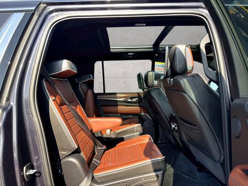 Used 2023 GMC Yukon XL Denali Ultimate AWD/4WD image 8