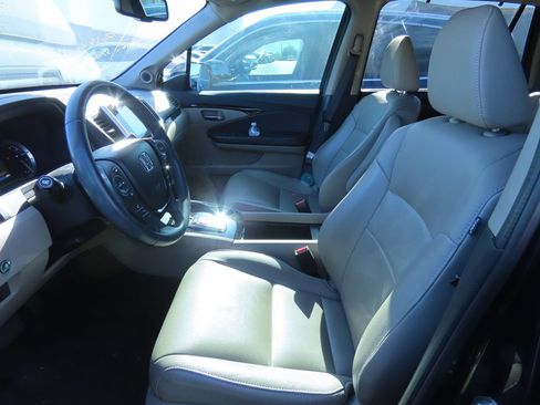 Used 2017 Honda Pilot Touring image 10
