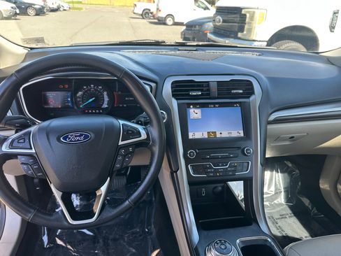 Used 2017 Ford Fusion SE w/ Fusion SE Technology Package image 12