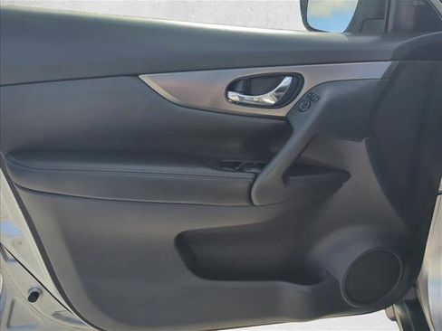 Used 2015 Nissan Rogue SV w/ SV Premium Package image 10