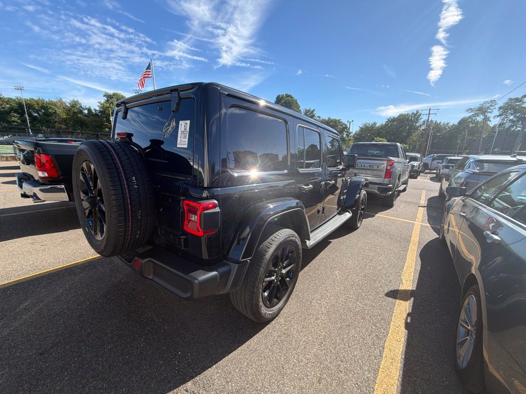 Used 2023 Jeep Wrangler Unlimited Sahara w/ Cold Weather Group AWD/4WD image 6