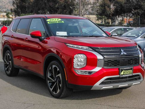 Used 2024 Mitsubishi Outlander SE image 3