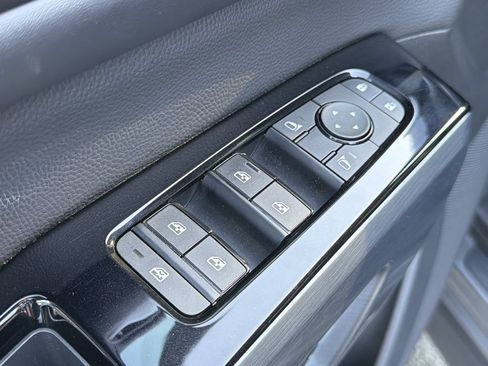 Used 2025 Nissan Pathfinder SL FWD image 25