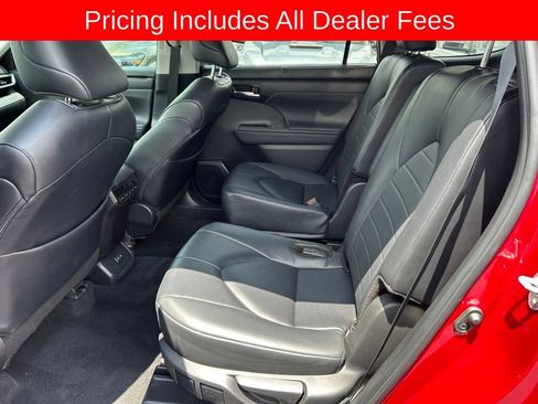 Used 2024 Toyota Highlander XLE FWD image 15