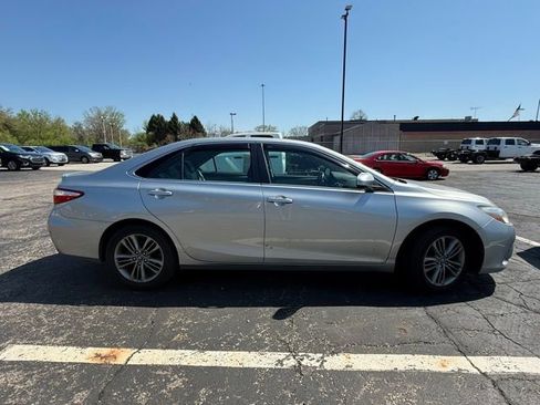 Used 2016 Toyota Camry SE w/ Moonroof Package image 3