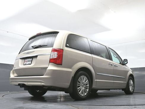 Used 2015 Chrysler Town & Country Limited Platinum w/ Trailer Tow Group FWD image 17