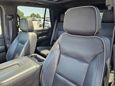 Used 2021 Chevrolet Tahoe Premier w/ Premium Package AWD/4WD image 18