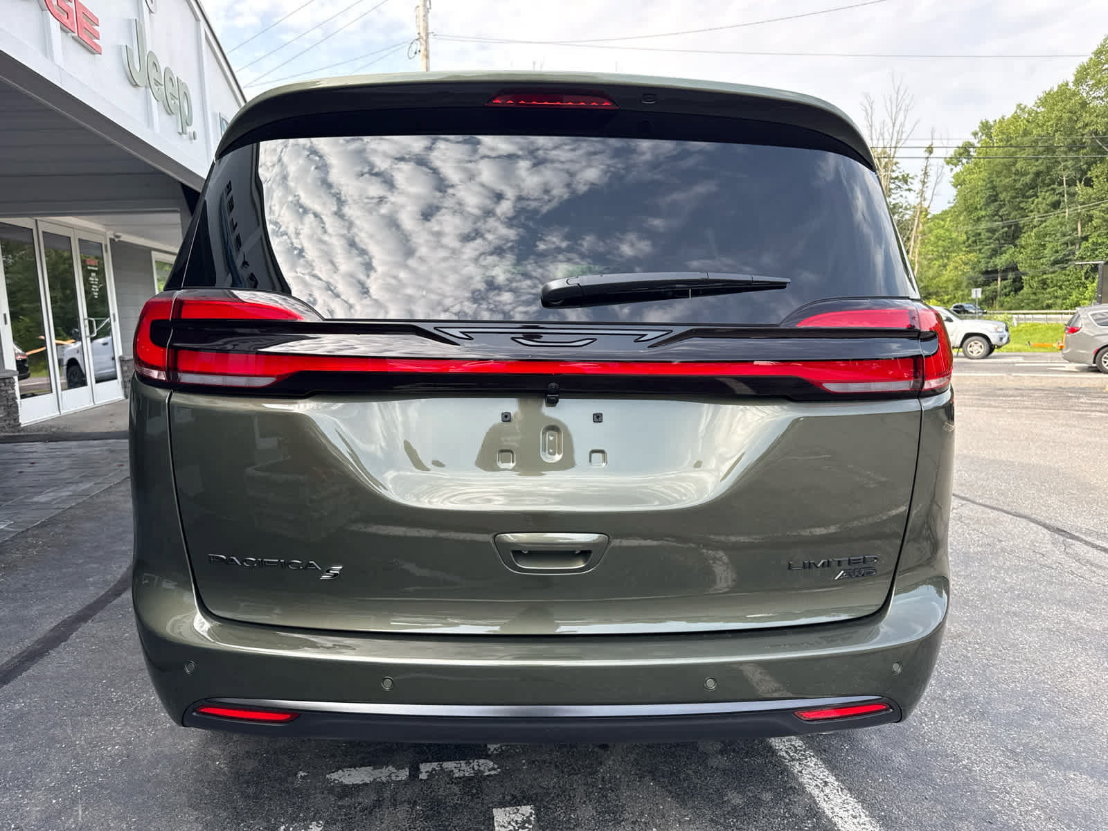 New 2027 Chrysler Pacifica Limited AWD/4WD image 4
