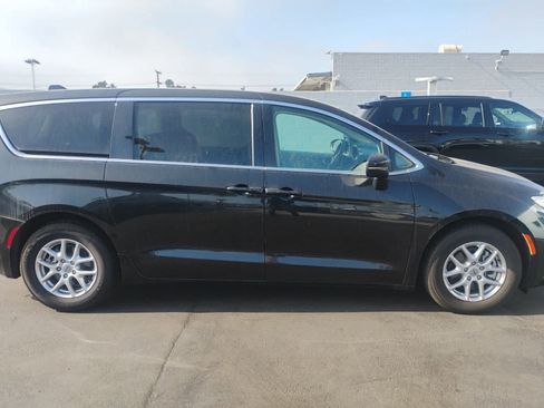 Used 2023 Chrysler Pacifica Touring-L image 5