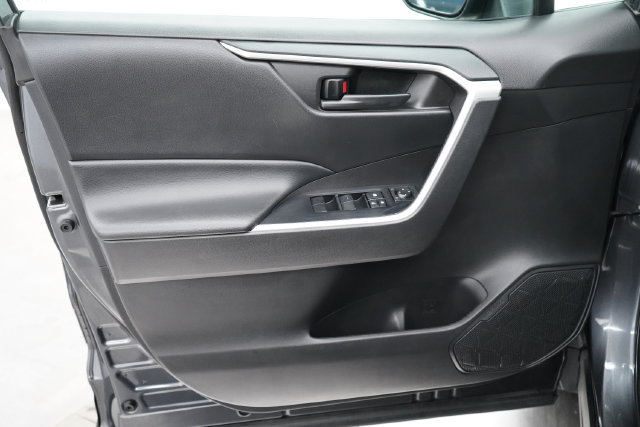 Used 2022 Toyota RAV4 LE AWD/4WD image 9