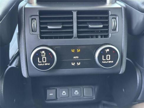 Used 2024 Land Rover Discovery Dynamic SE AWD/4WD image 28