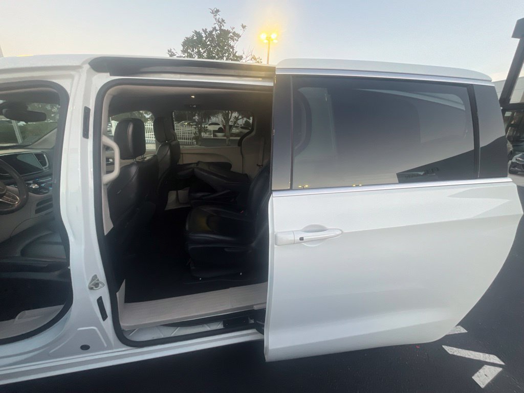 Used 2023 Chrysler Pacifica Touring-L FWD image 14