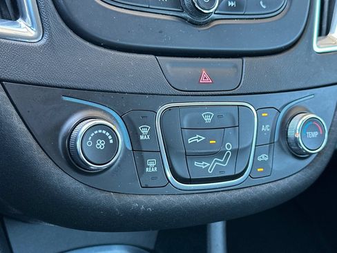 Used 2018 Chevrolet Malibu LT FWD image 21