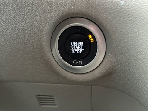 Used 2023 Chrysler Pacifica Touring-L image 22