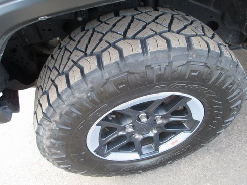 Used 2020 Jeep Gladiator Sport w/ Quick Order Package 24S image 11