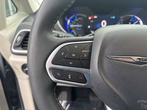 Used 2023 Chrysler Pacifica Touring-L image 22