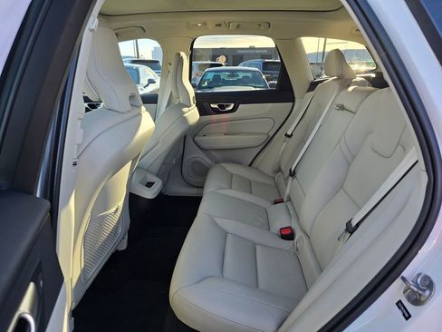 Used 2022 Volvo XC60 B5 Momentum image 18