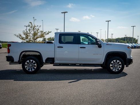 Used 2024 Chevrolet Silverado 2500 Custom w/ Custom Value Package image 5