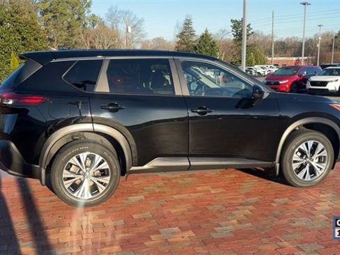 Used 2023 Nissan Rogue SV image 3