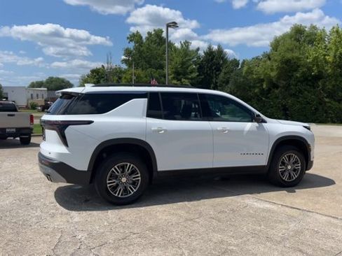 Used 2024 Chevrolet Traverse LT FWD image 9