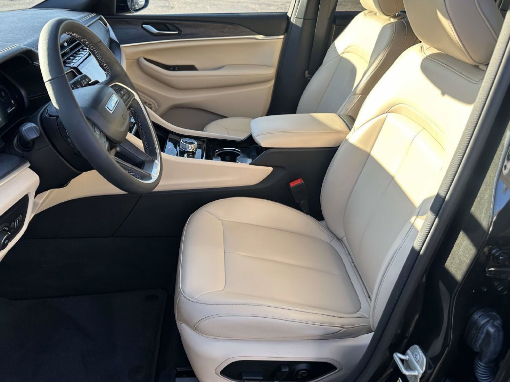 Used 2023 Jeep Grand Cherokee Limited AWD/4WD image 18