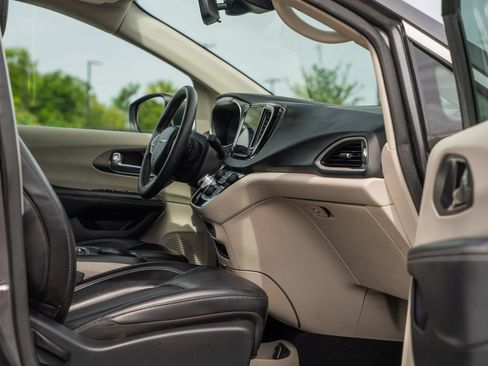 Used 2023 Chrysler Pacifica Touring-L FWD image 14