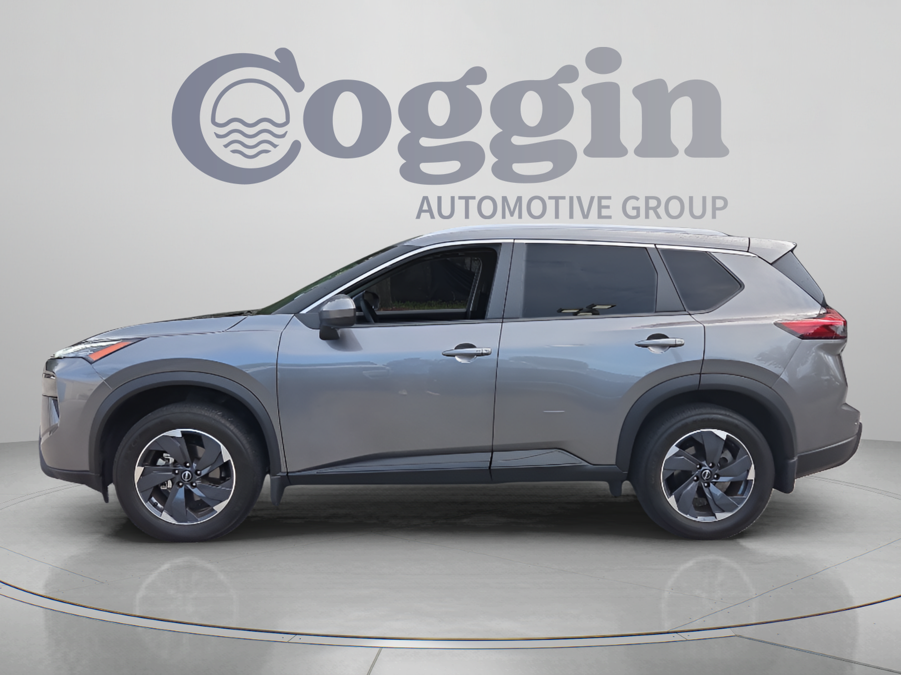 Used 2025 Nissan Rogue SV w/ SV Premium Package FWD image 2