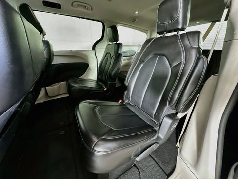 Used 2024 Chrysler Pacifica Touring-L FWD image 32