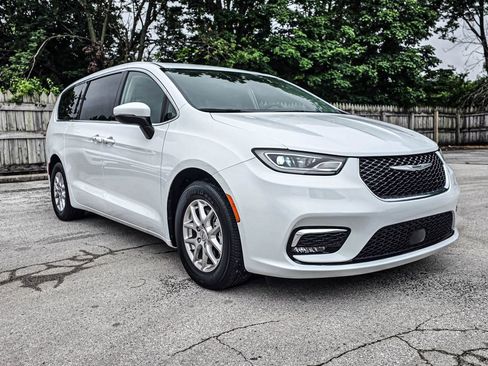 Used 2023 Chrysler Pacifica Touring-L FWD image 1