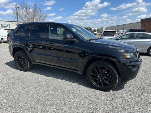 Used 2018 Jeep Grand Cherokee Altitude image 5