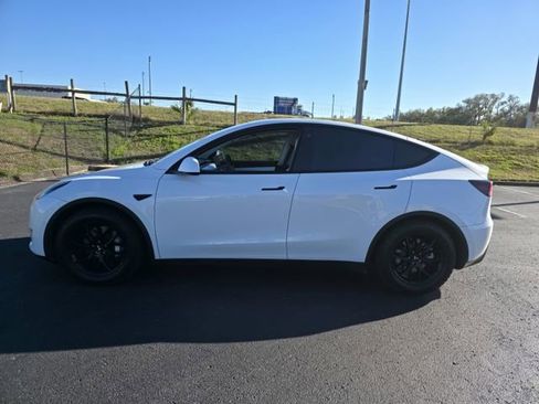Used 2021 Tesla Model Y Long Range image 8