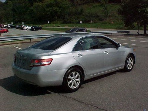 Used 2010 Toyota Camry LE FWD image 9