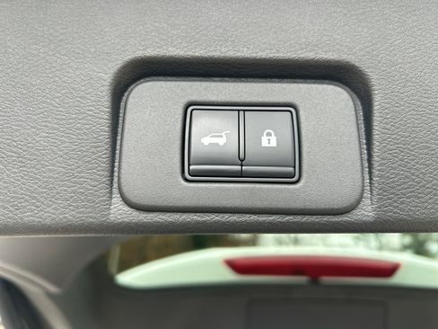 Used 2022 Nissan Rogue Platinum w/ Head-Up Display Package image 11