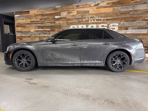Used 2019 Chrysler 300 S image 8