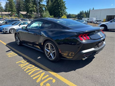 Used 2025 Ford Mustang Coupe RWD image 4
