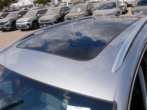 New 2025 Volkswagen Tiguan SE image 6