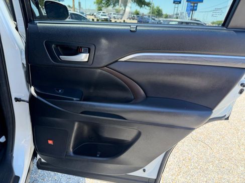 Used 2017 Toyota Highlander Limited AWD/4WD image 37