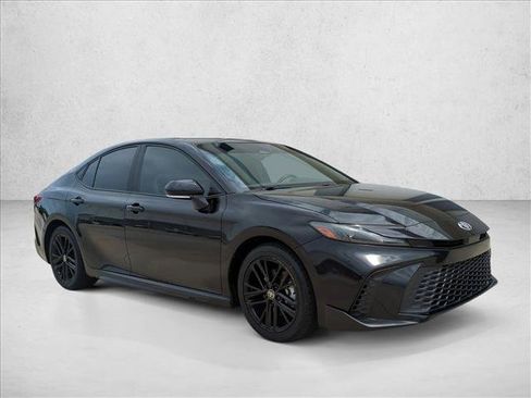 Used 2025 Toyota Camry SE FWD image 3