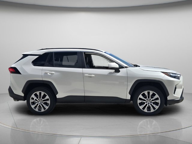 Used 2022 Toyota RAV4 XLE Premium FWD image 7