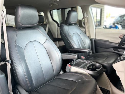 Used 2019 Chrysler Pacifica Touring-L FWD image 48