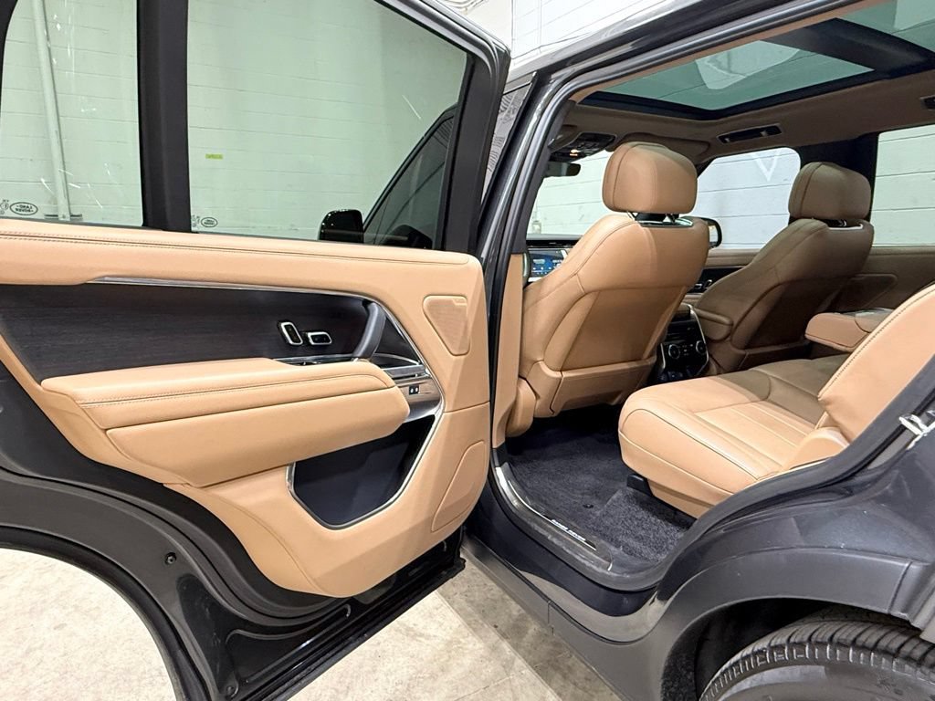 Used 2025 Land Rover Range Rover Long Wheelbase SE AWD/4WD image 35