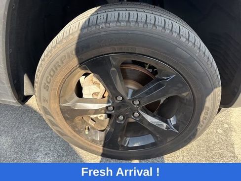 Used 2023 Jeep Grand Cherokee Limited w/ Luxury Tech Group II AWD/4WD image 39