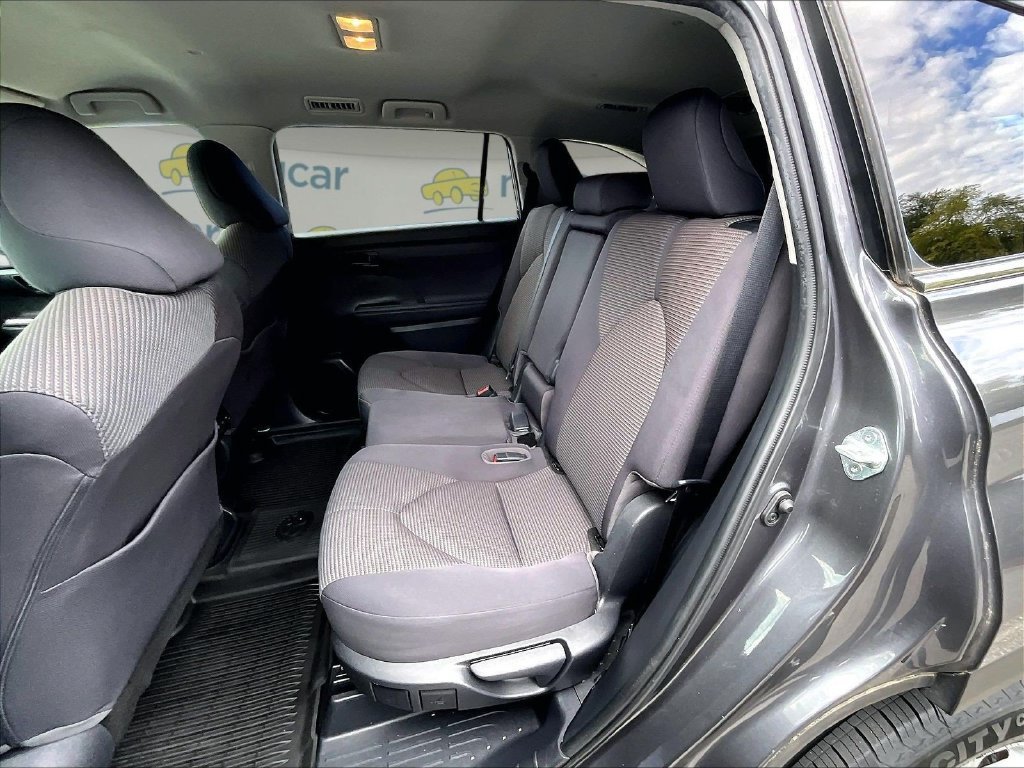 Used 2021 Toyota Highlander LE AWD/4WD image 15