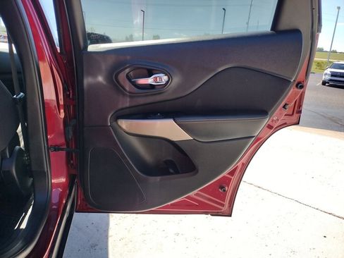 Used 2017 Jeep Cherokee Latitude w/ Cold Weather Group image 21