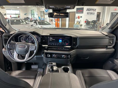 Used 2024 GMC Sierra 1500 SLT w/ SLT Premium Package AWD/4WD image 17