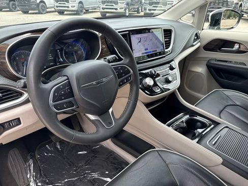 Used 2023 Chrysler Pacifica Limited AWD/4WD image 2