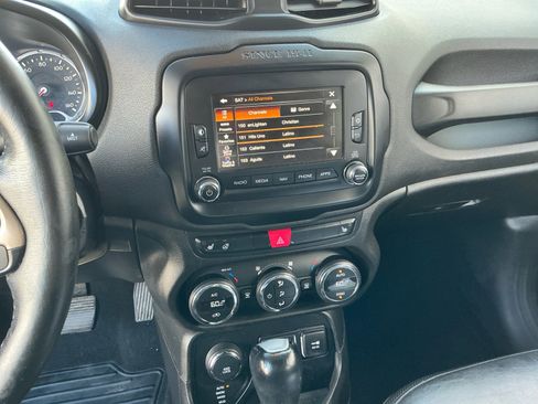 Used 2016 Jeep Renegade Limited image 12
