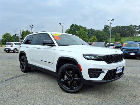 Used 2024 Jeep Grand Cherokee Altitude AWD/4WD image 3