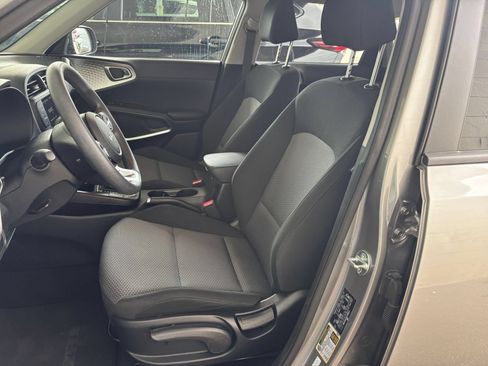 Used 2025 Kia Soul LX w/ LX Technology Package FWD image 35
