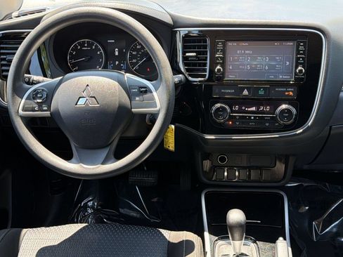 Used 2018 Mitsubishi Outlander ES AWD/4WD image 16